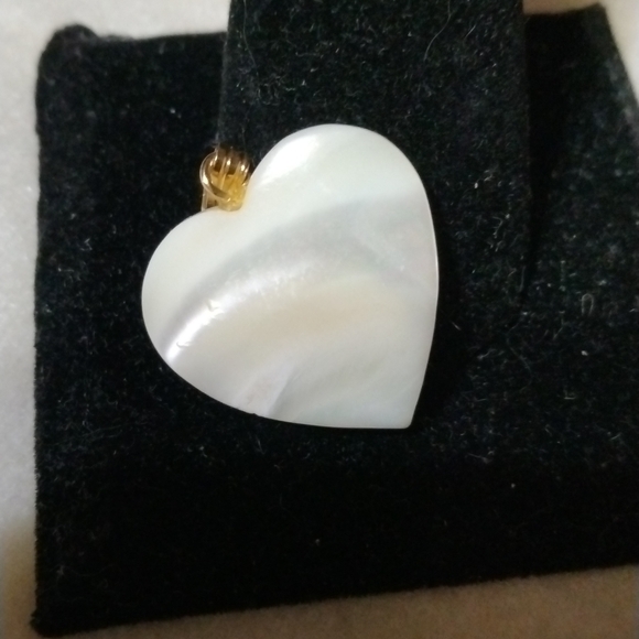 Source Unknown Jewelry - Mother of pearl charm heart shaped NWT (sku 343)